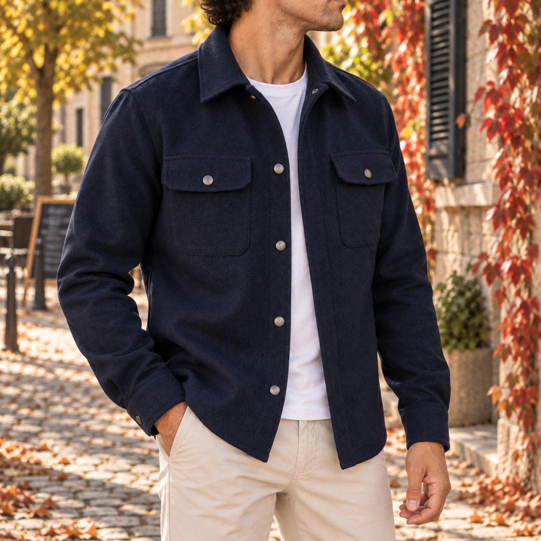 Surchemise bleu marine portée ouverte sur t-shirt blanc et chino beige, col chemise