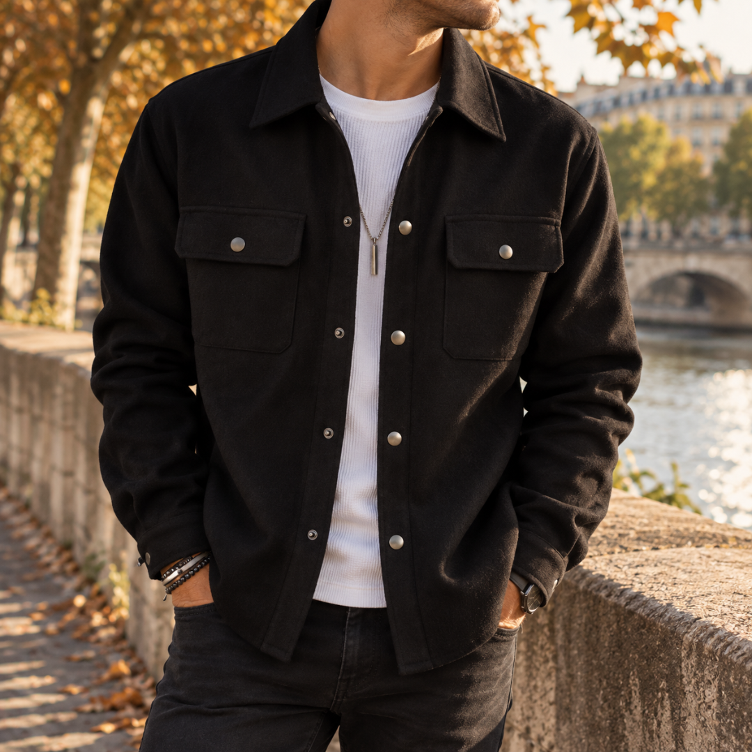 Surchemise homme noire portée sur t-shirt blanc, boutons pression clairs contrastés