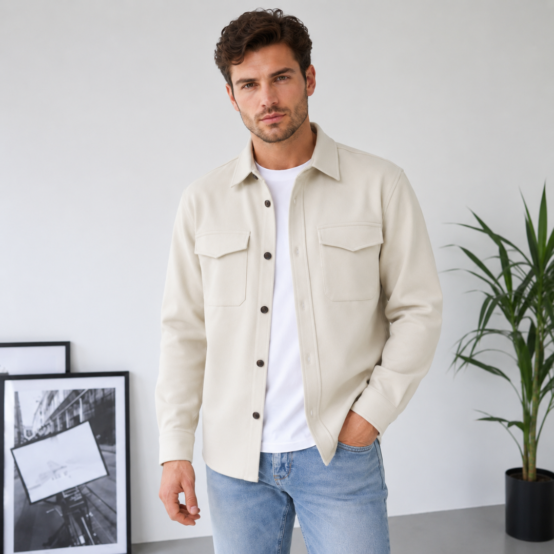 Surchemise abricot clair avec boutons contrastants foncés et deux poches poitrine