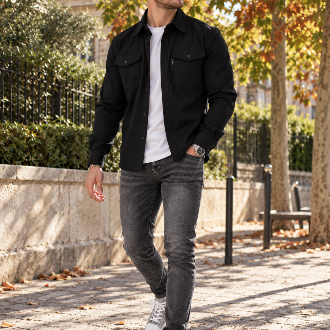 Surchemise homme noire ouverte sur t-shirt blanc, poches poitrine à rabat