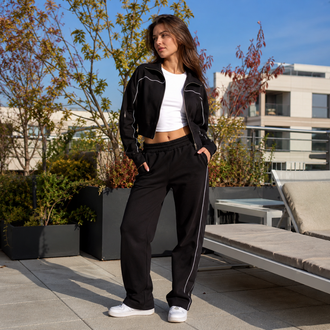 Survêtement noir, veste courte zippée à liserés blancs et pantalon large