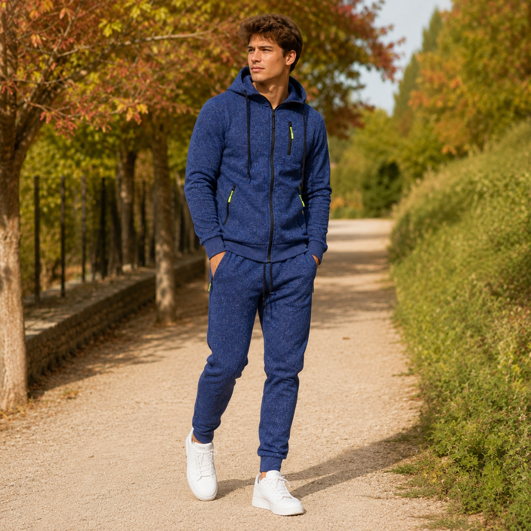 Survêtement homme bleu porté de face, veste zippée et pantalon de jogging assorti