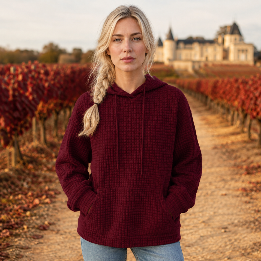 Sweat à capuche bordeaux gaufré porté mains dans la grande poche kangourou