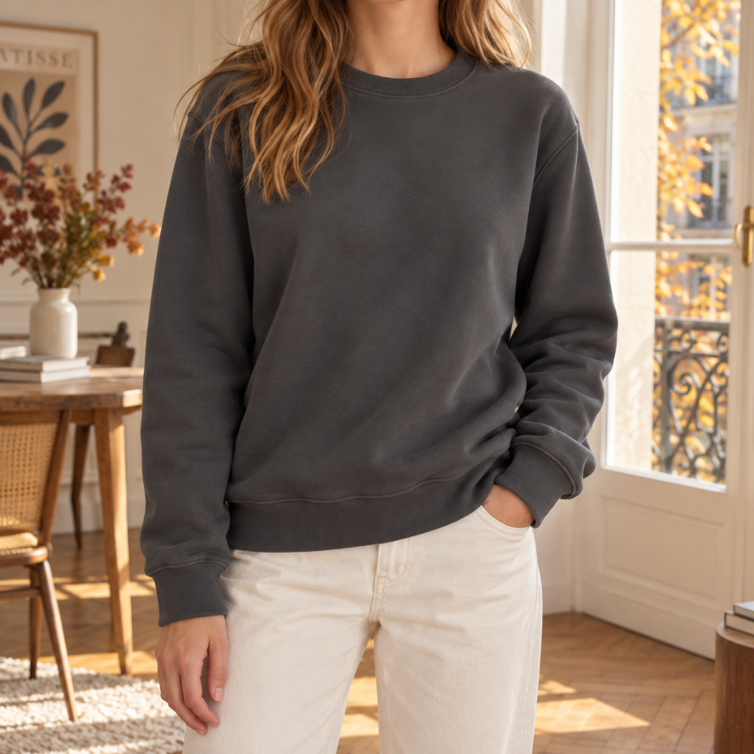 Sweat femme gris café foncé, encolure ronde et bas côtelé, pantalon écru