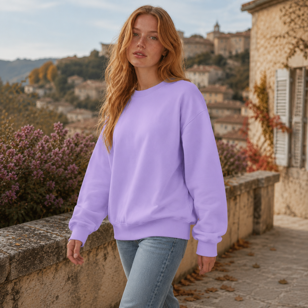 Sweat violet porté en marchant, poignets côtelés et bas côtelé visibles