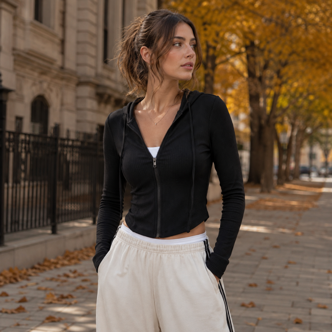 Sweat à capuche femme noir court zippé, capuche à cordons, allure sportive