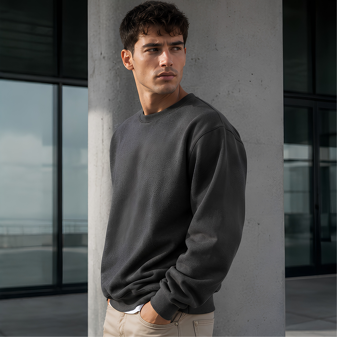 Vue de profil du sweat gris foncé homme, col rond et manches longues