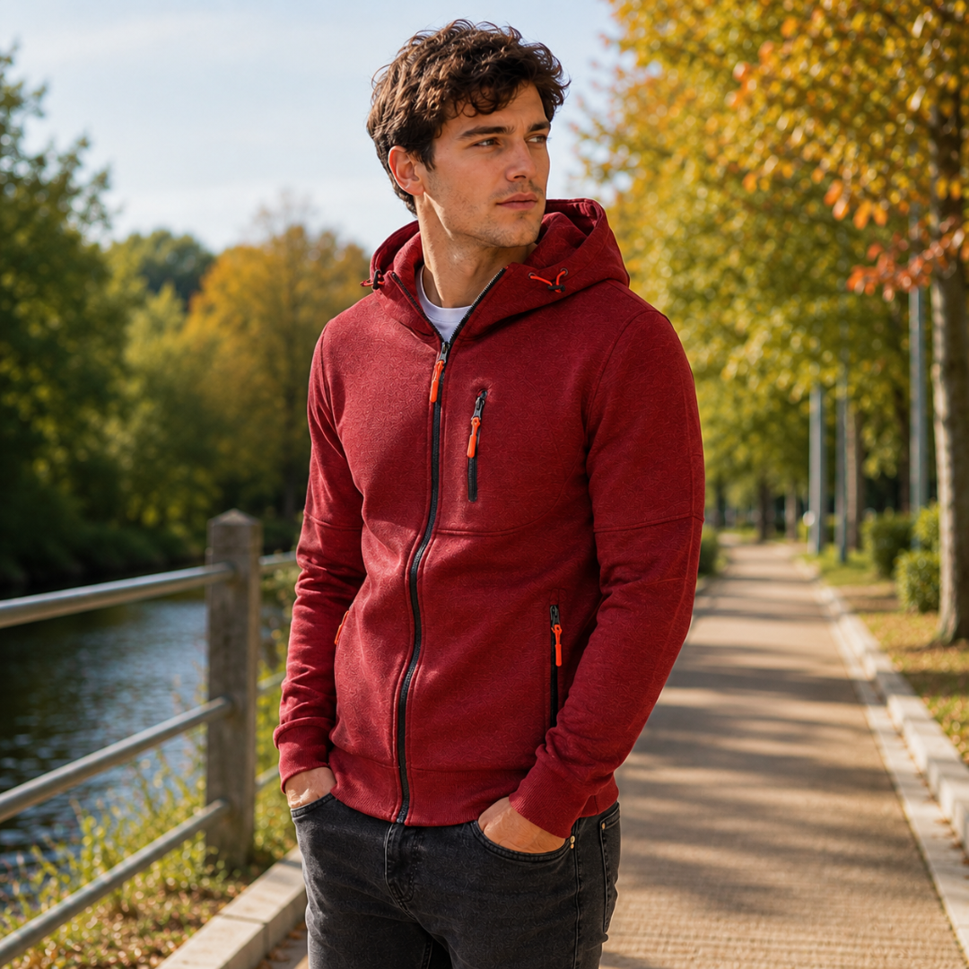 Sweat homme rouge zippé porté ouvert, poches latérales zippées et poignets côtelés