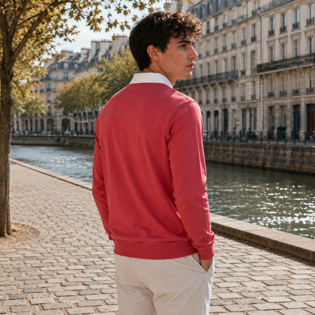 Vue de dos du sweat polo rouge avec col blanc et bas côtelé