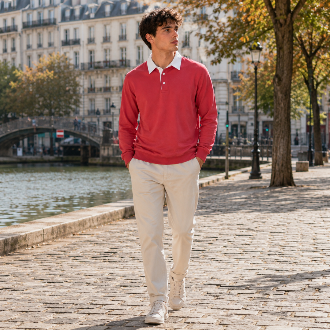 Sweat polo rouge porté avec un pantalon beige et des baskets blanches