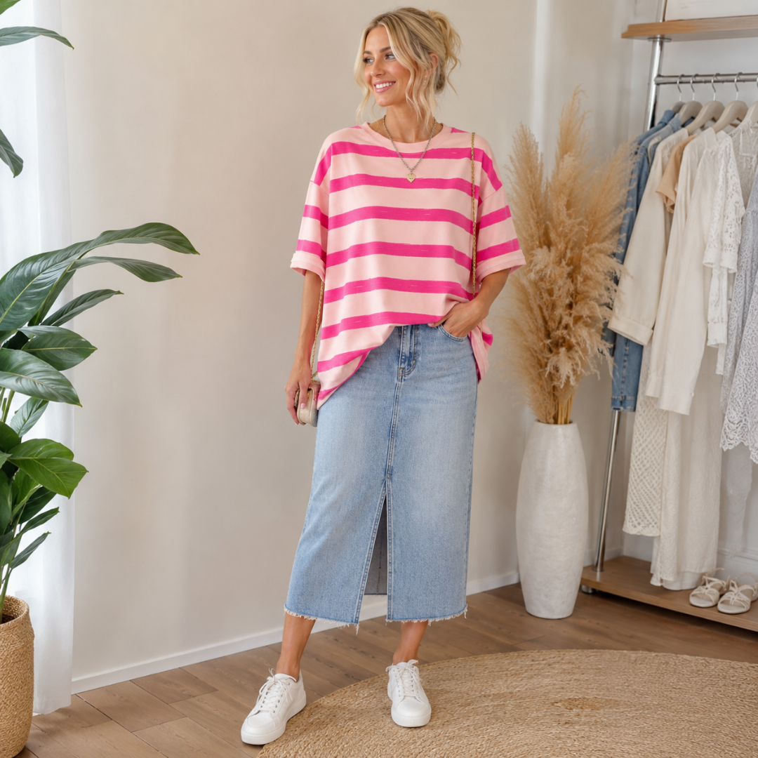 T-shirt femme rayé rose associé à une jupe midi et baskets