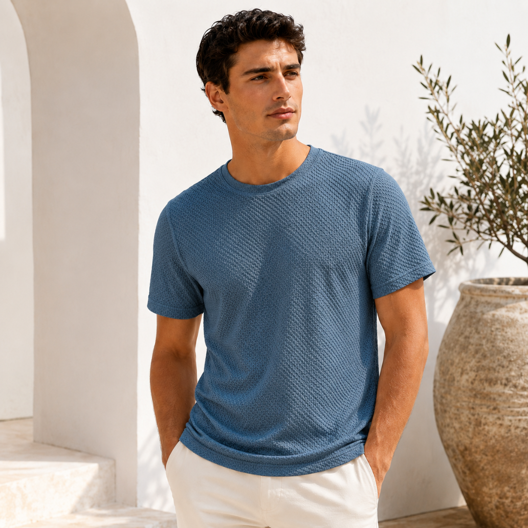T-shirt homme texturé bleu, pose de face en extérieur méditerranéen
