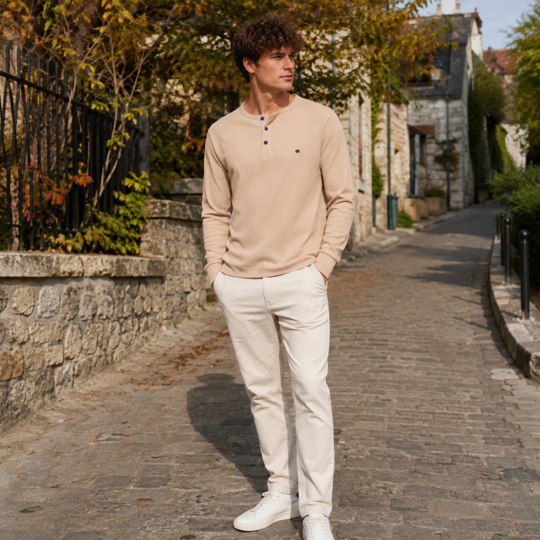 T-shirt homme beige à trois boutons, manches longues et poignets côtelés