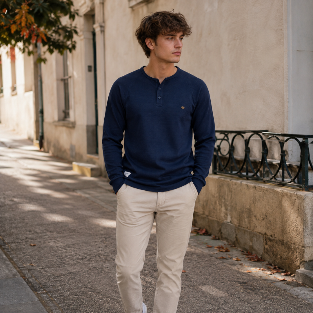 T-shirt homme bleu foncé à trois boutons et manches longues, porté en rue