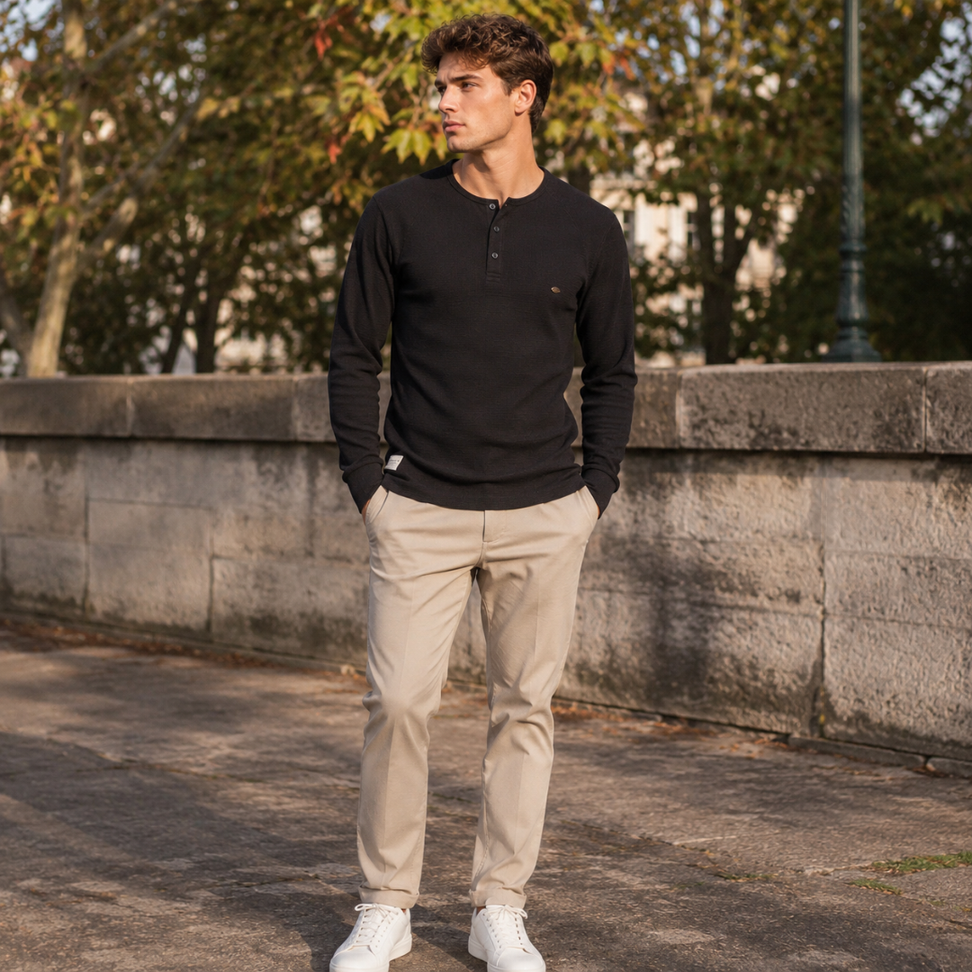T-shirt homme noir à col tunisien boutonné, poignets côtelés et écusson poitrine
