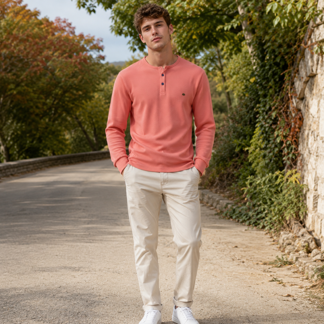T-shirt homme rose corail à col tunisien boutonné et manches longues raglan
