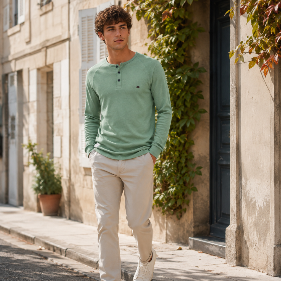 T-shirt homme vert à col tunisien à trois boutons et écusson sur la poitrine