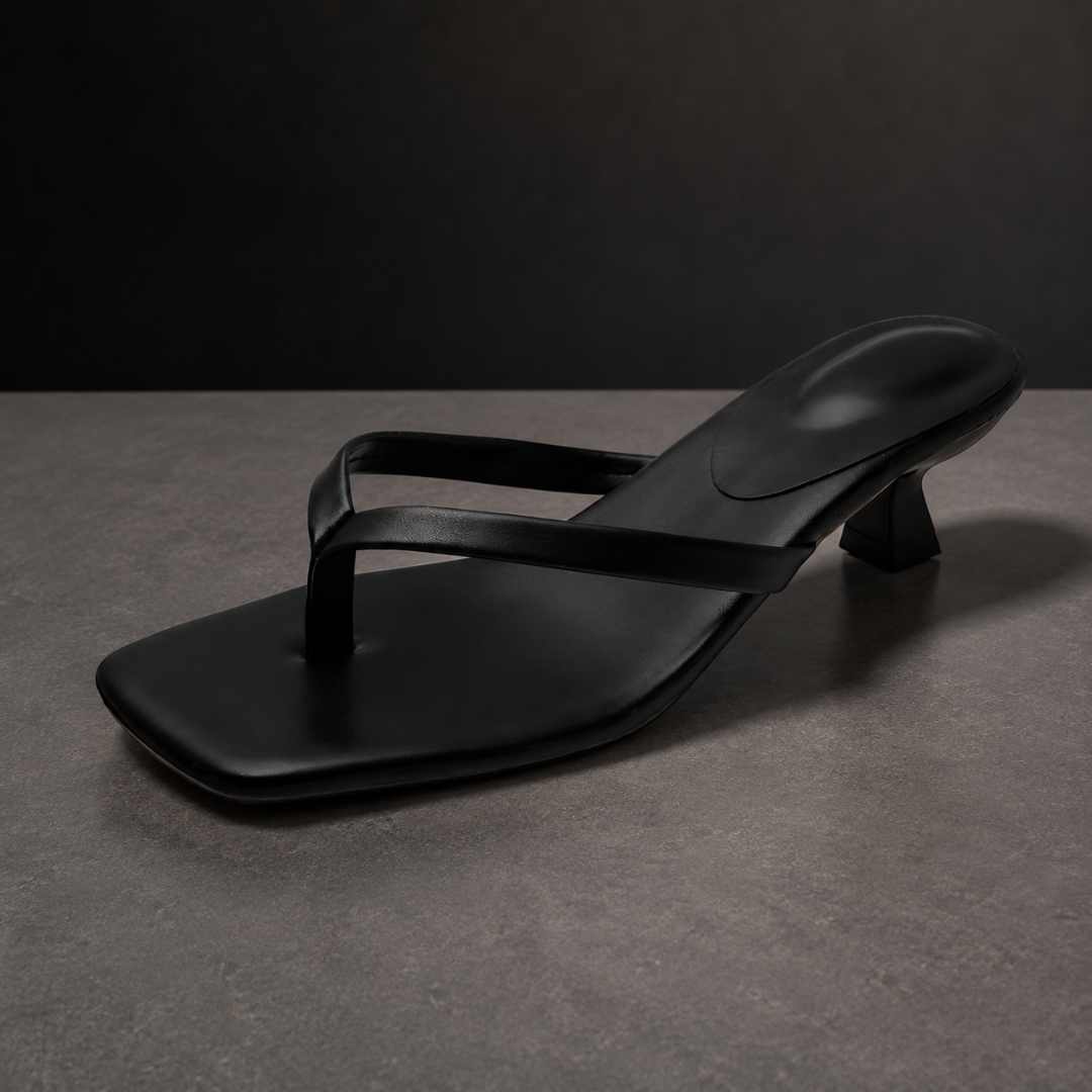 Tongs noir à talon chaton bout carré, vue produit fond sombre
