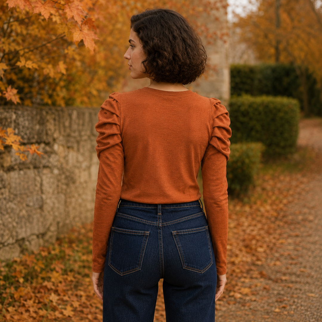 Dos du top femme orange montrant les fronces des épaules et la ligne droite
