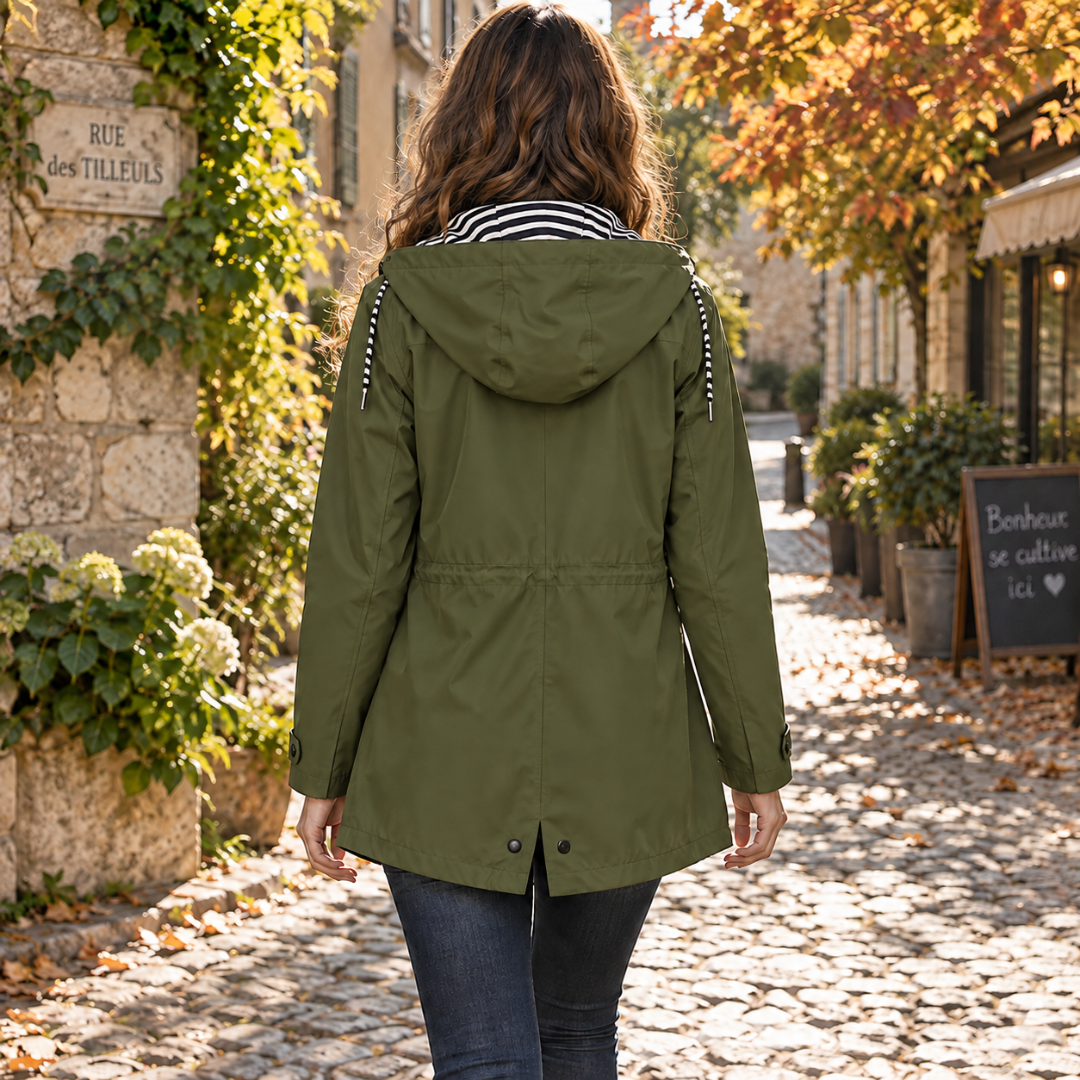 Dos de la veste vert armée montrant la capuche et le cordon de serrage à la taille