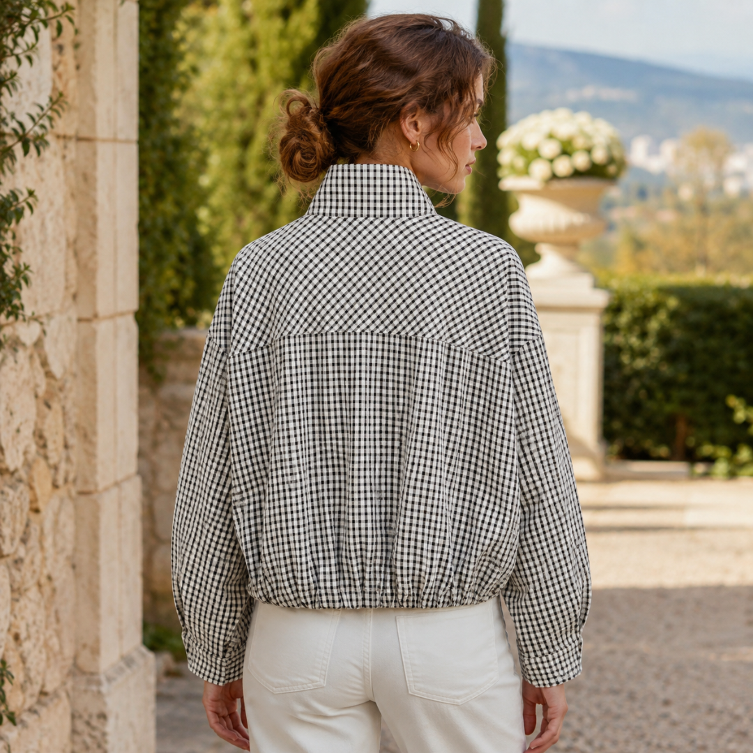 Vue de dos du bomber à carreaux noir et blanc, poignets boutonnés et taille resserrée