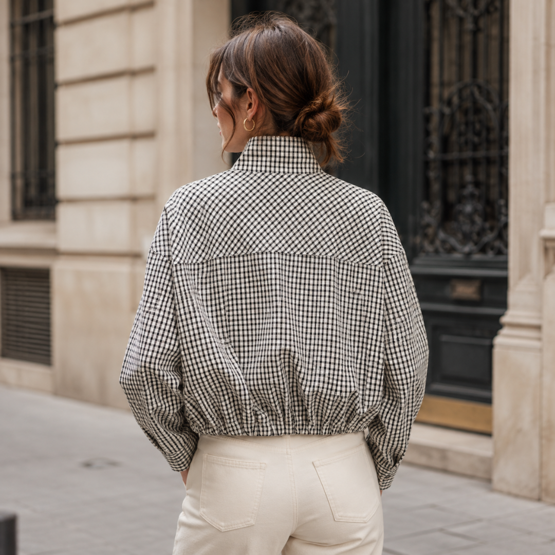 Dos du blouson à carreaux noir et blanc, volume ample et bas froncé élastiqué