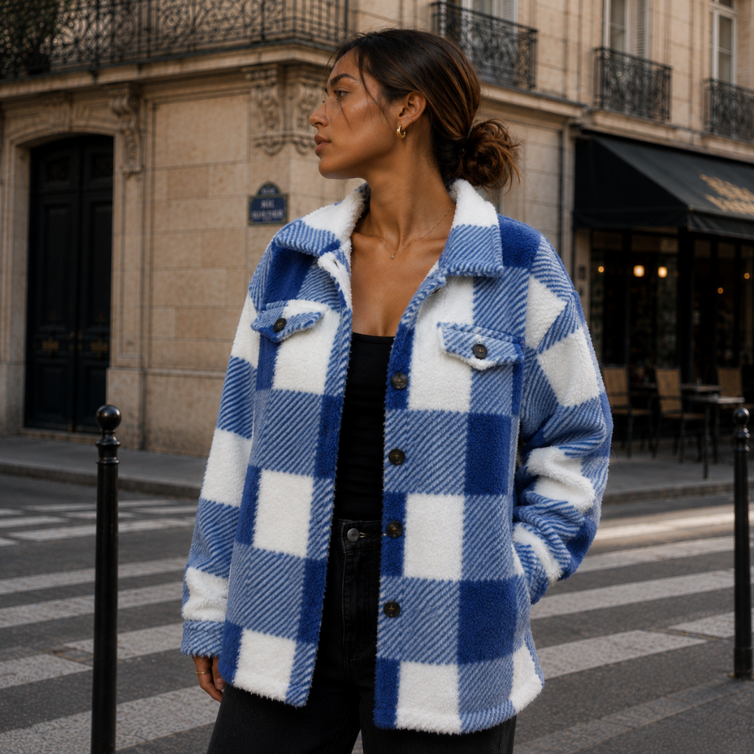 Veste à carreaux bleu et blanc portée ouverte avec poches poitrine boutonnées