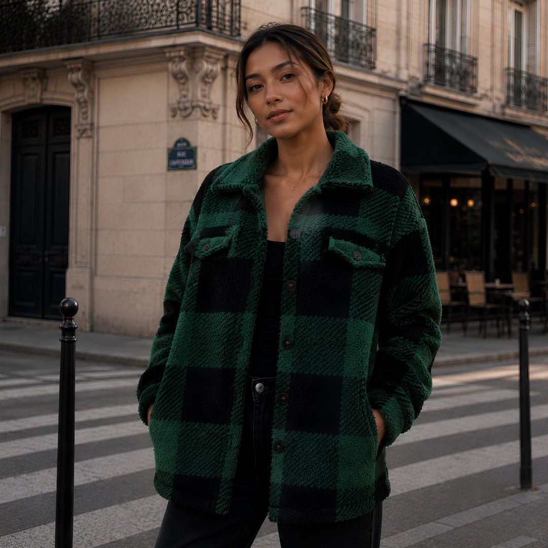 Veste à carreaux vert et noir avec col chemise et deux poches poitrine