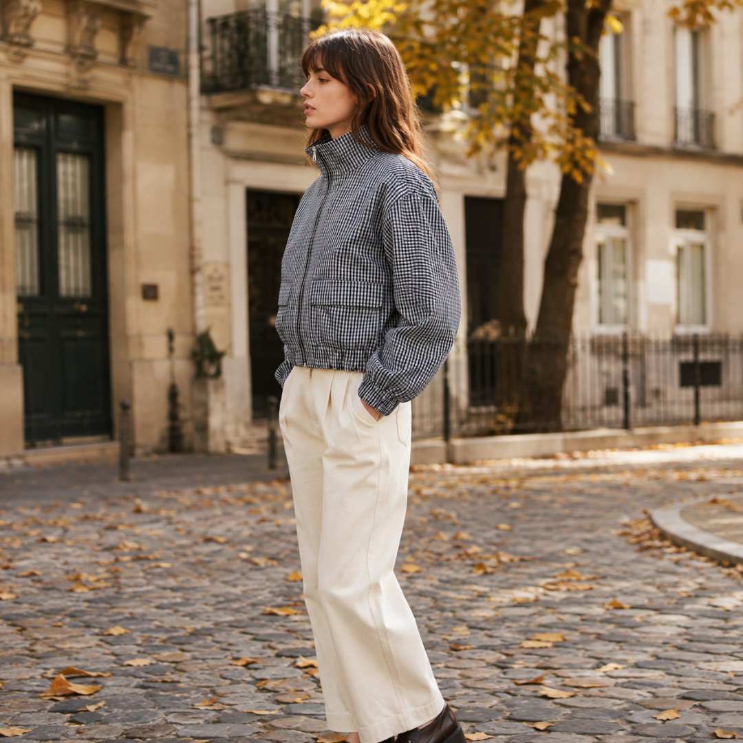 Profil de la veste grise à carreaux, manches amples et bas élastiqué