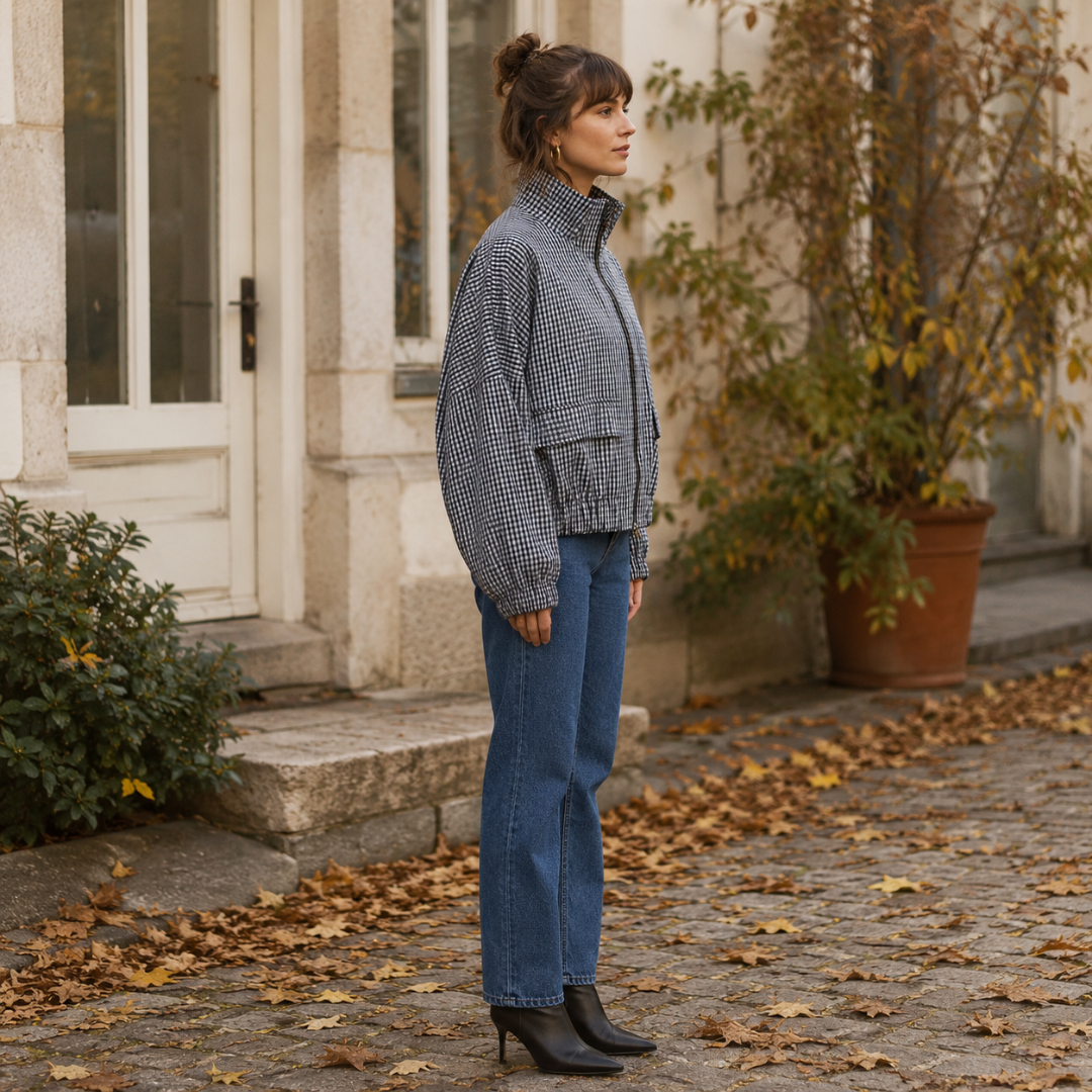 Veste femme grise à petits carreaux vue de côté, poche à rabat visible
