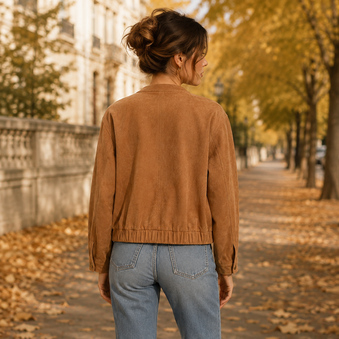 Veste courte marron vue de dos avec poignets boutonnés et bas élastiqué