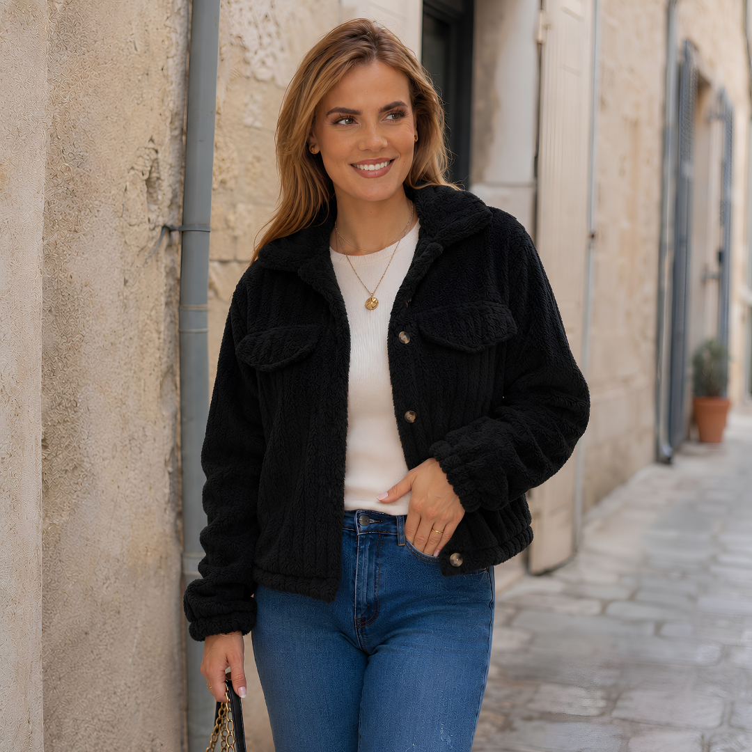 Veste courte noire texturée avec col large et poches poitrine à rabat
