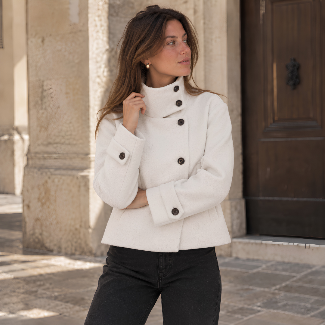 Veste courte blanche à col montant boutonné et larges poignets à bouton