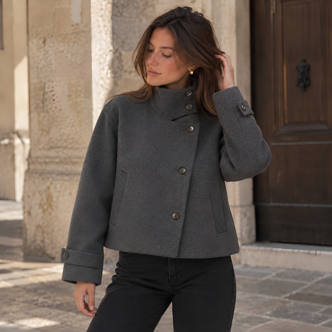 Veste femme gris foncé à col montant, boutons contrastés et poignets boutonnés