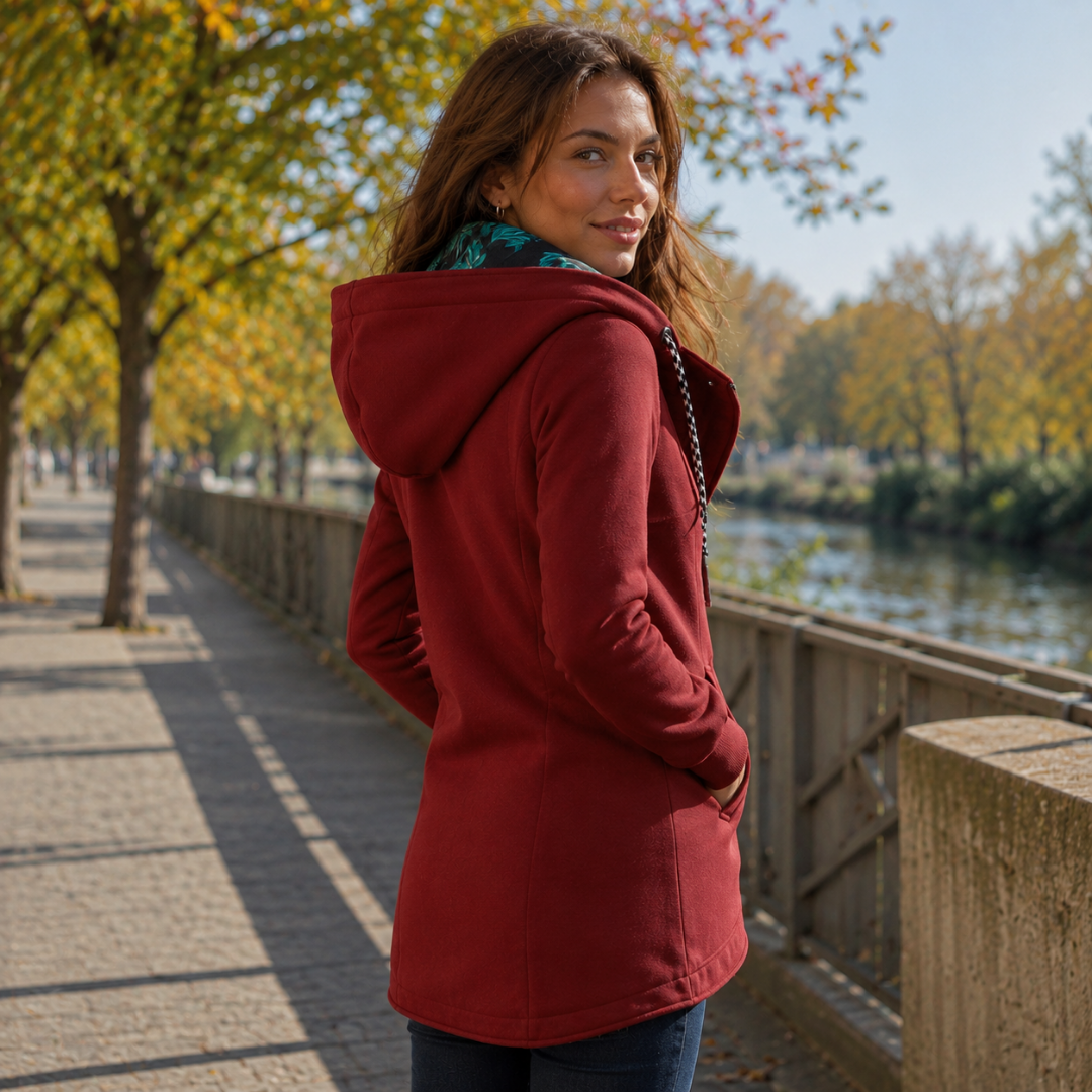 Veste rouge à capuche vue de trois quarts dos, poignets côtelés et poches latérales