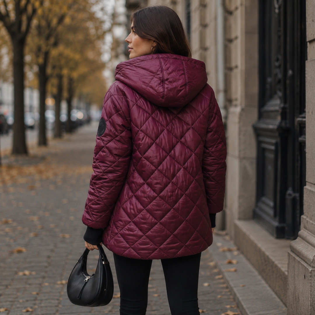 Dos de la veste bordeaux avec matelassage à losanges et grande capuche