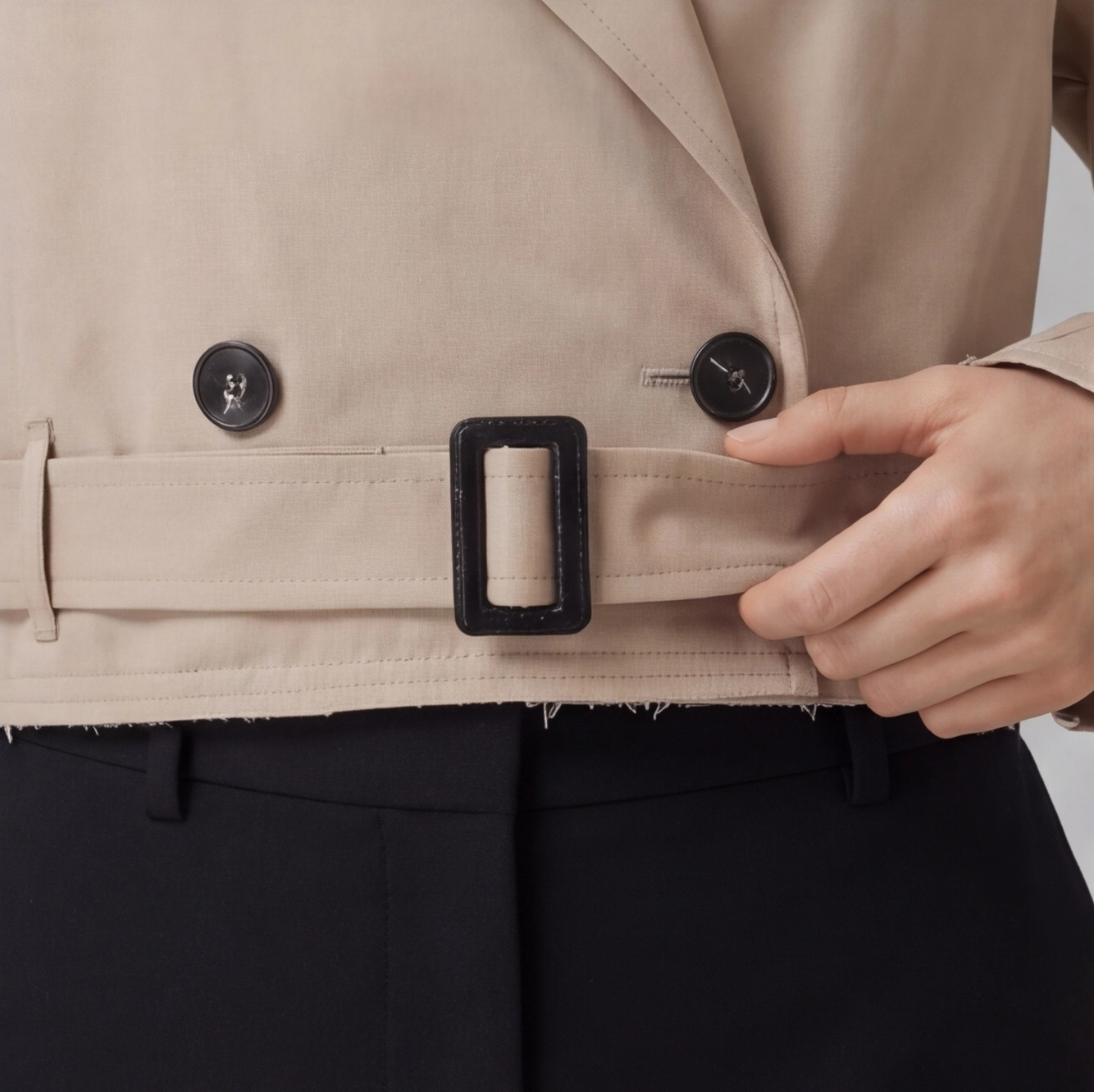 Détail boucle de ceinture du trench court beige