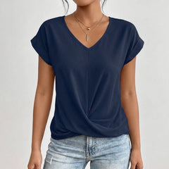 Femme portant un t-shirt bleu marine à col en V avec un nœud frontal
