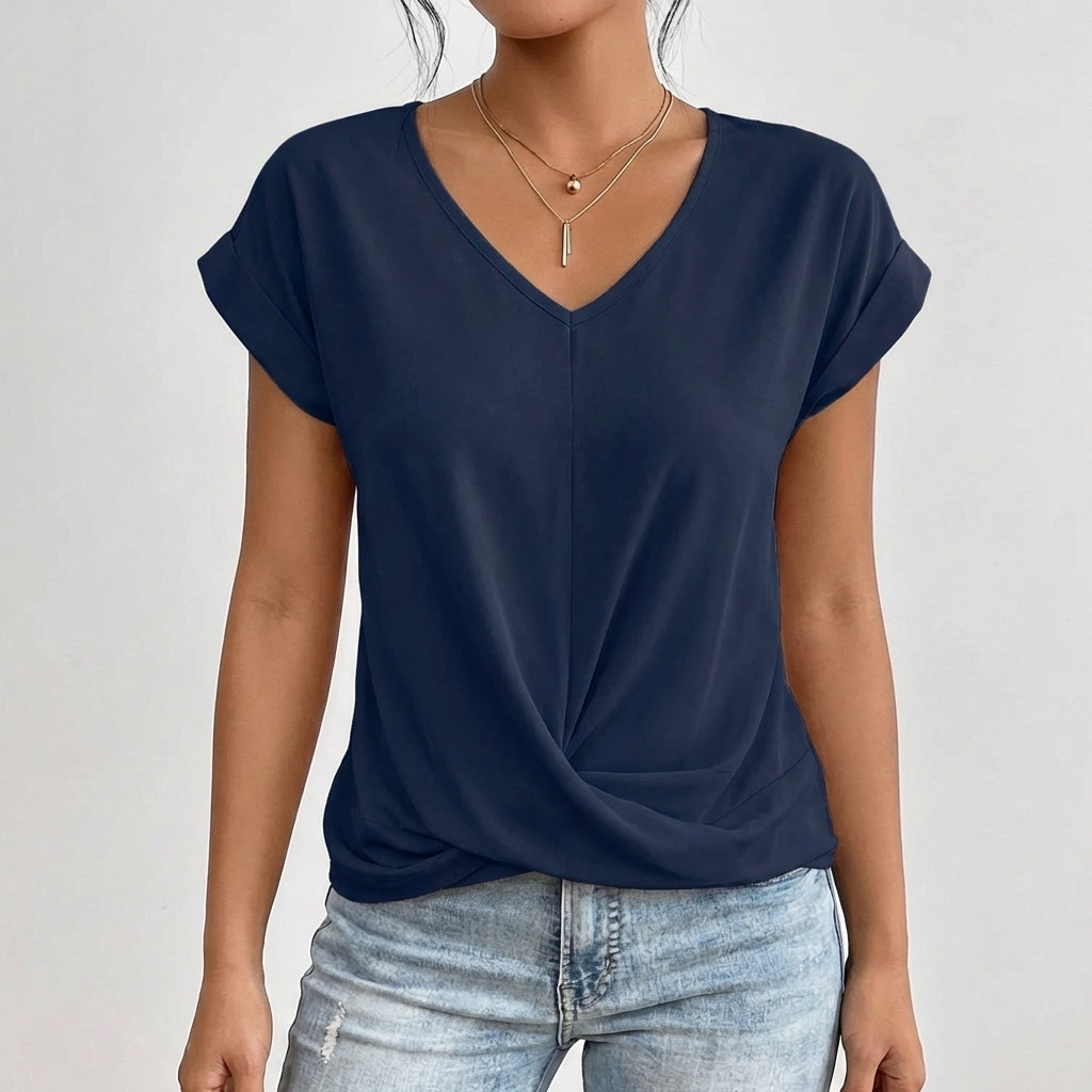Femme portant un t-shirt bleu marine à col en V avec un nœud frontal