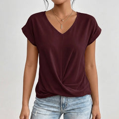 Femme portant un t-shirt bordeaux à col en V avec un nœud frontal