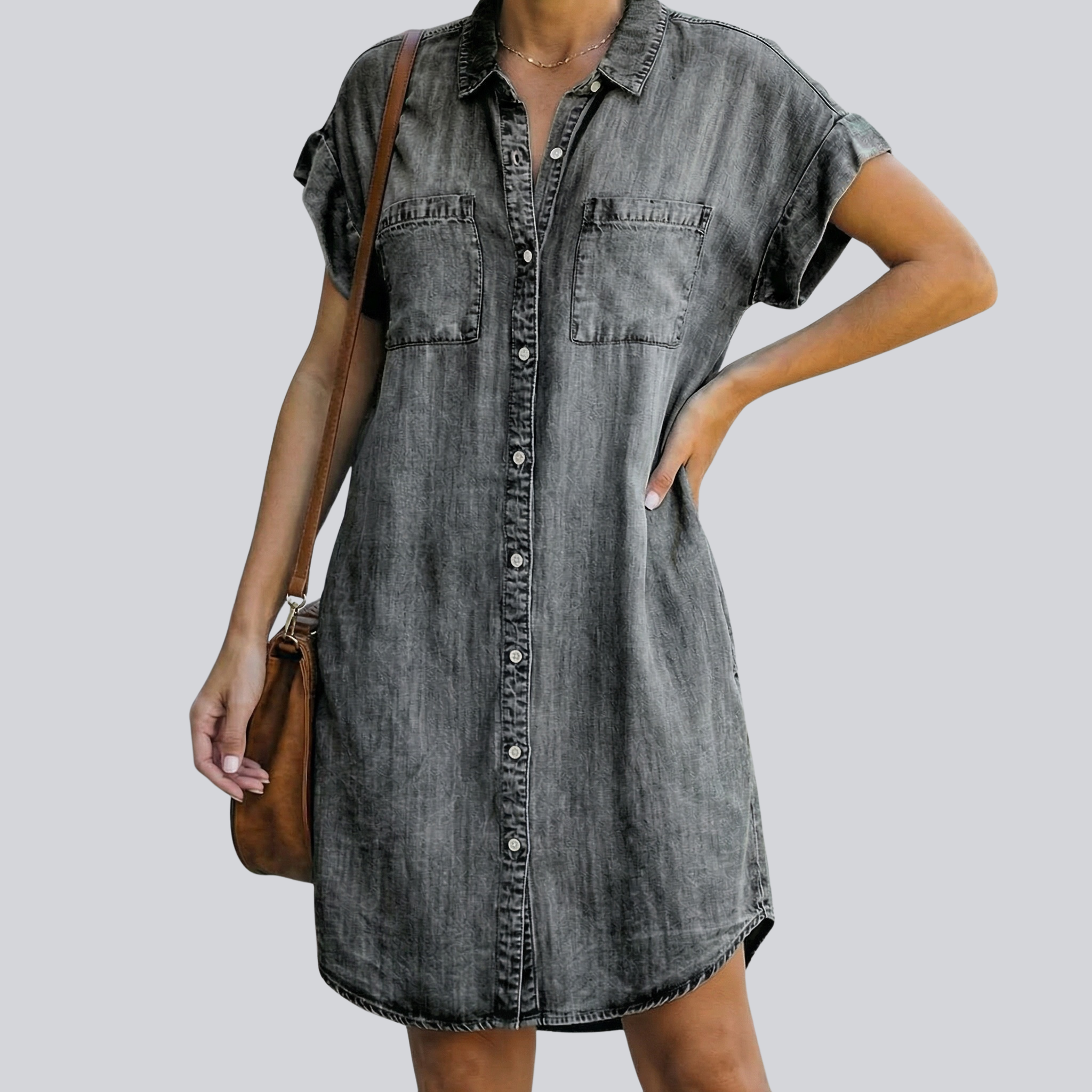 Robe chemise en jean coloris gris chiné, boutonnée sur le devant, à manches courtes et coupe mi-longue décontractée