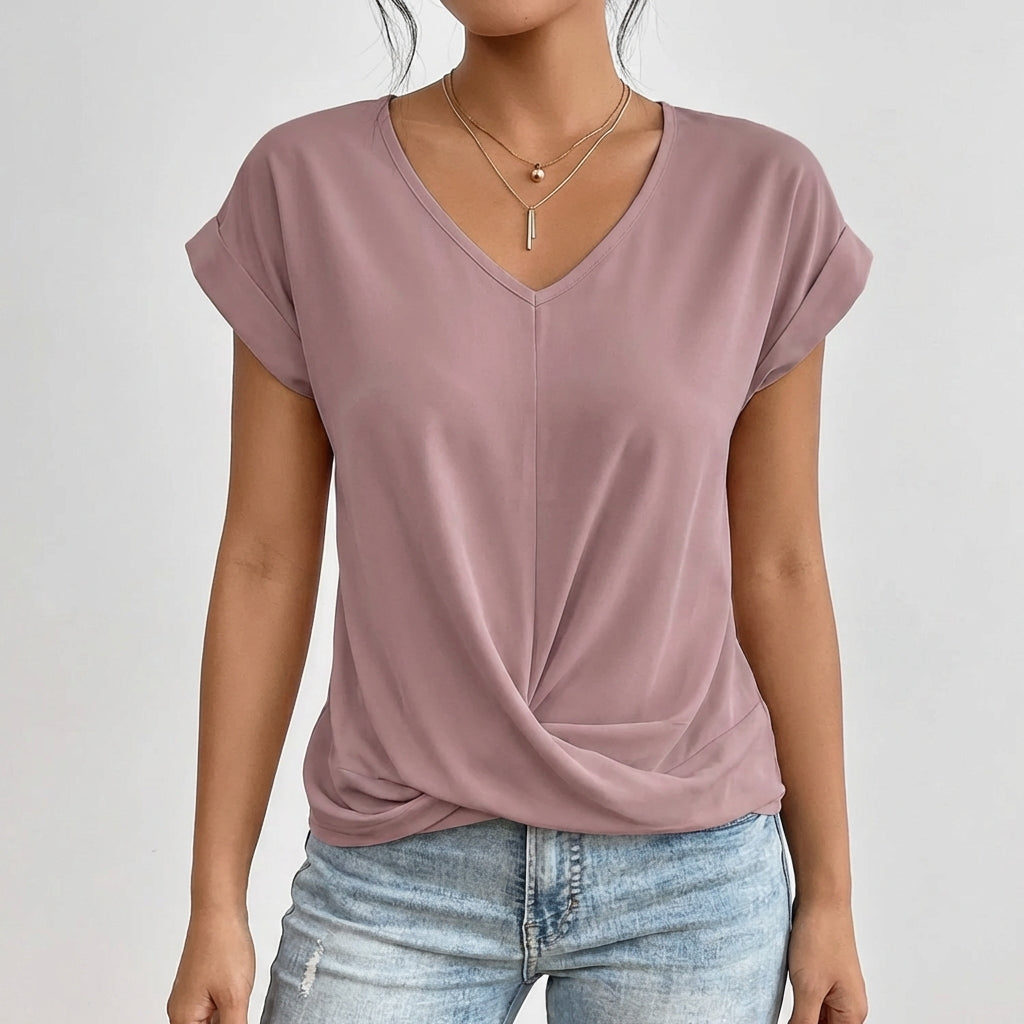 Femme portant un t-shirt rose poudré à col en V avec un nœud frontal