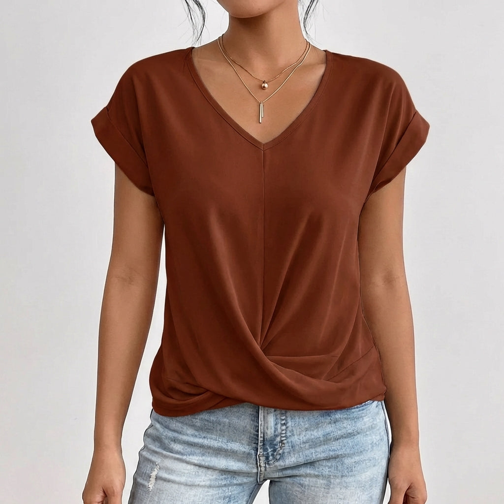 Femme portant un t-shirt rouille à col en V avec un nœud frontal