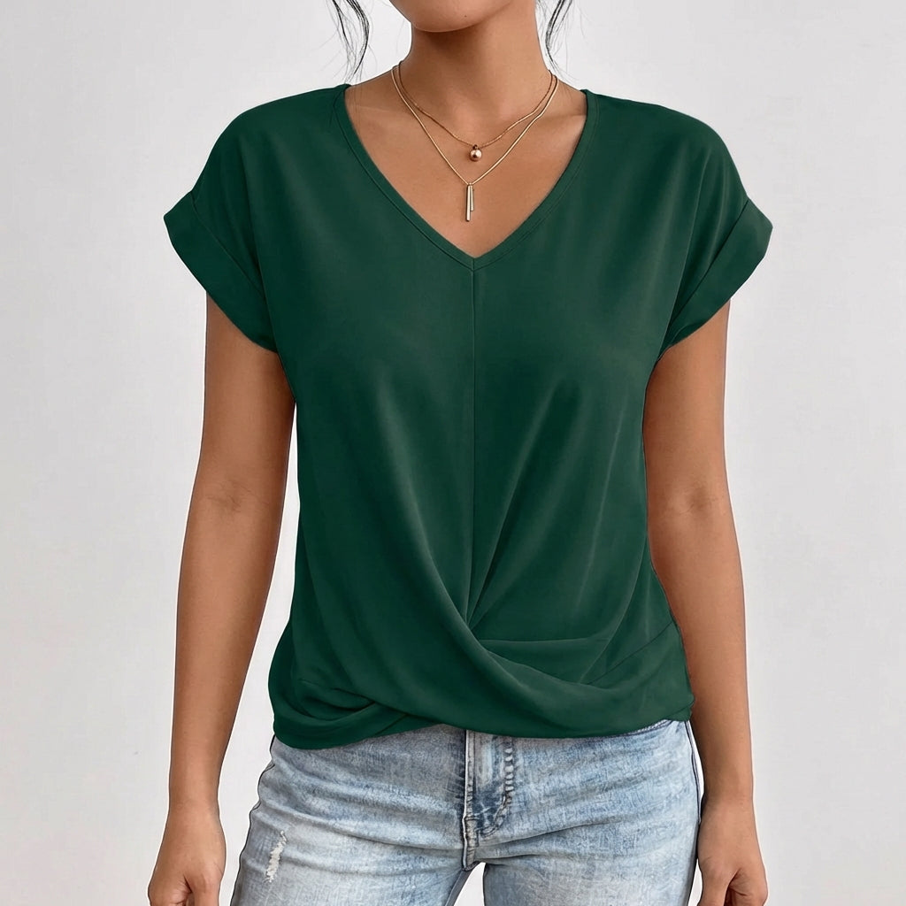 Femme portant un t-shirt vert forêt à col en V avec un nœud frontal