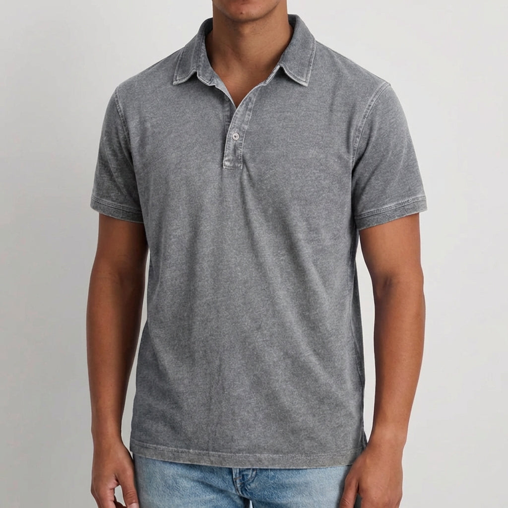 Polo homme gris à manches courtes avec col boutonné et poche poitrine, coupe décontractée