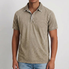 Polo homme beige taupe à manches courtes avec col boutonné et poche poitrine, coupe décontractée