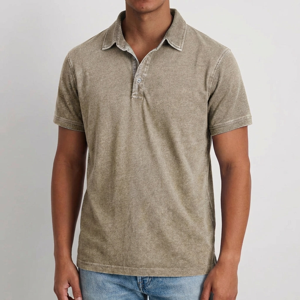 Polo homme beige taupe à manches courtes avec col boutonné et poche poitrine, coupe décontractée