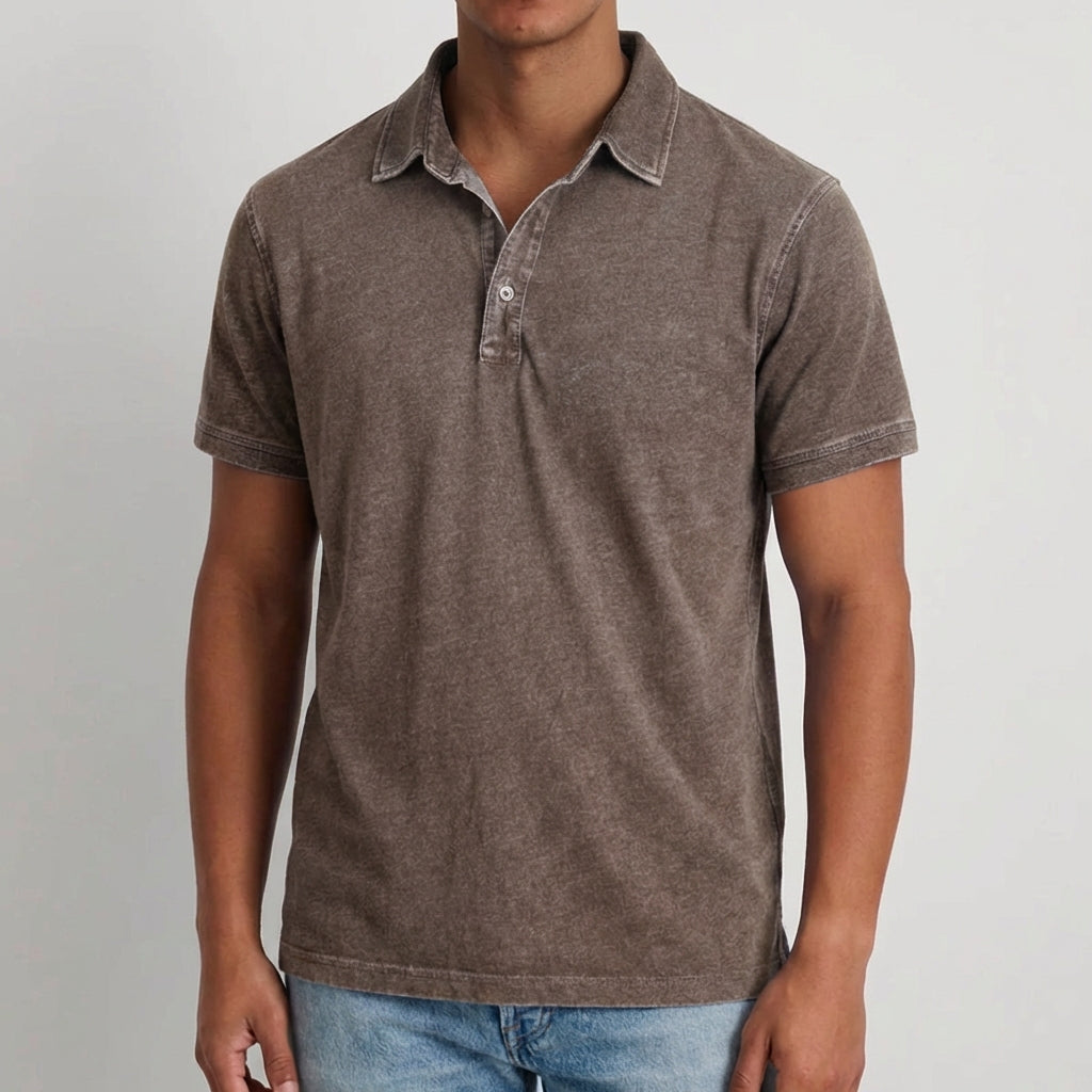 Polo homme marron à manches courtes avec col boutonné et poche poitrine, coupe décontractée