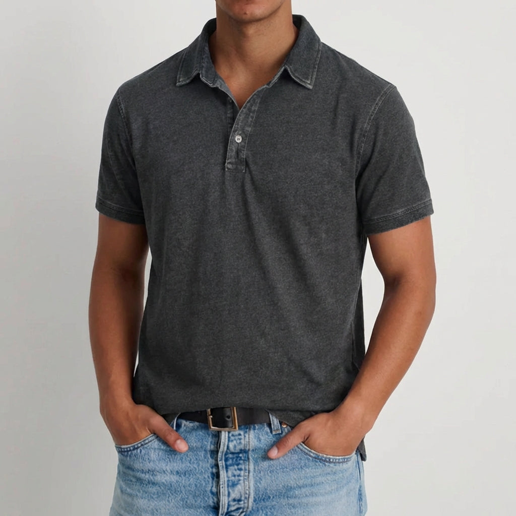 Polo homme anthracite à manches courtes avec col boutonné et poche poitrine, coupe décontractée