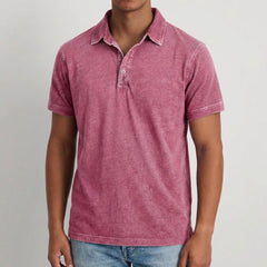 Polo homme rose bordeaux à manches courtes avec col boutonné et poche poitrine, coupe décontractée